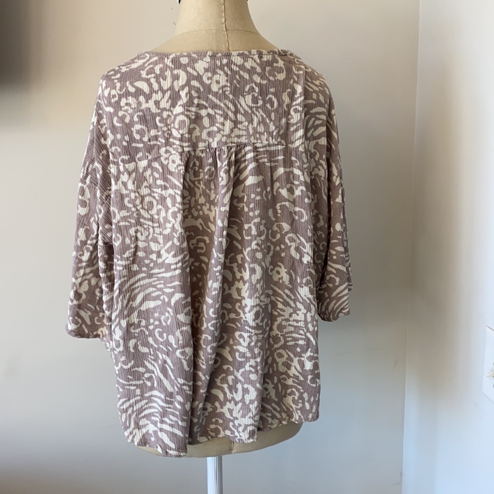 Cream and beige leopard shirt - Picture 2 of 4